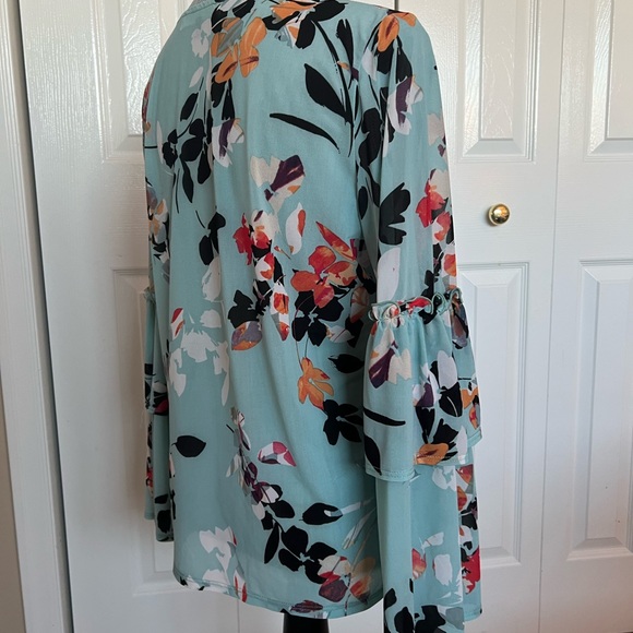 Melanie Lynn Floral Flowy Blouse - Picture 3 of 7